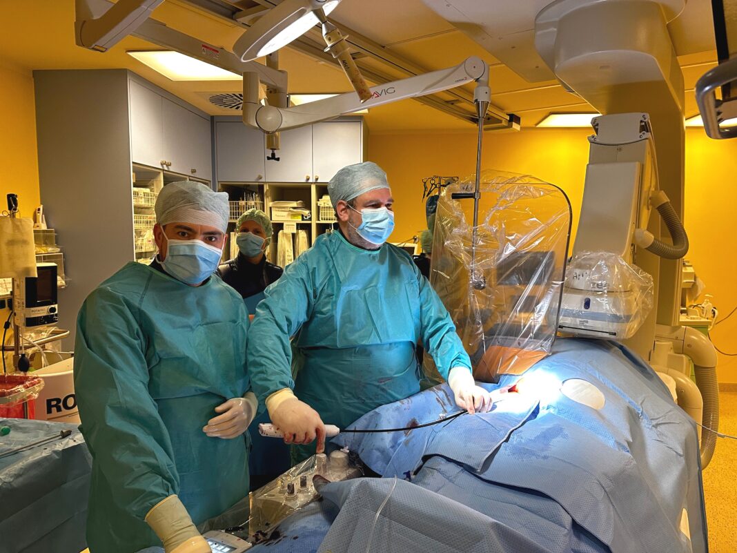 Oberarzt Dr. Denis Schloma (li.) und Chefarzt Johannes Wilde (re.) werden mit dem kleinsten Schrittmacher der Welt die Lebensqualität vieler Patienten verbessern können. Foto: Klinikum Altenburger Land