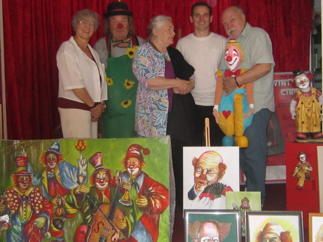 Ein letzter Schnappschuss aus dem Clown Museum mit Hans-Dieter Hormann und den Vereinsmitgliedern Tom Hormann, Angelika Mothes, Monello und Petra Hormann (v.r.). Foto: Traudel Thalheim