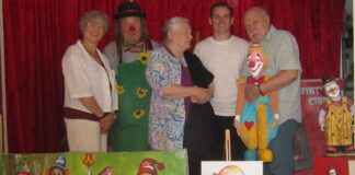 Ein letzter Schnappschuss aus dem Clown Museum mit Hans-Dieter Hormann und den Vereinsmitgliedern Tom Hormann, Angelika Mothes, Monello und Petra Hormann (v.r.). Foto: Traudel Thalheim