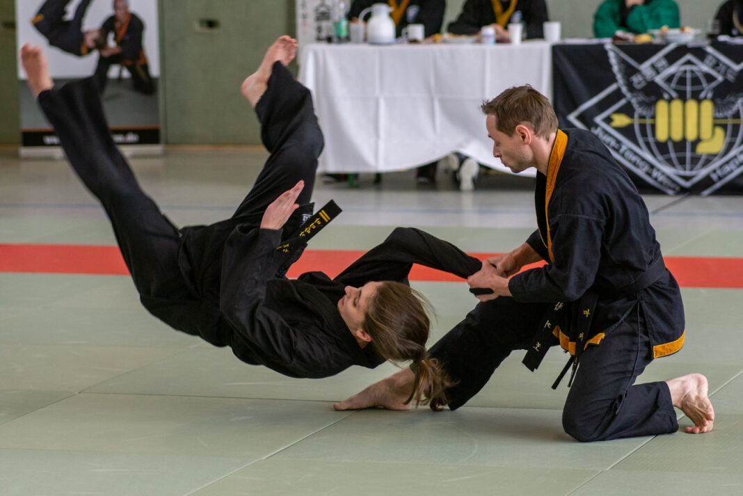 Wurftechniken – wie hier von Marcus und Katharina Frenkel demonstriert – zählen neben dynamischen Hebel- und Tritttechniken zu den Besonderheiten des Hapkido. Foto: privat