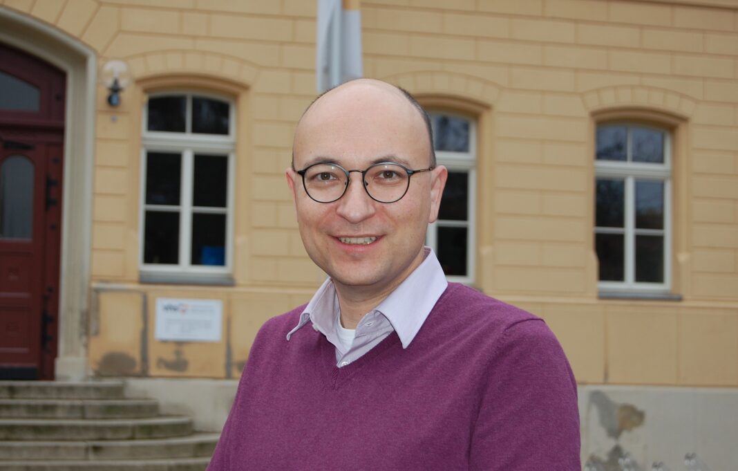 Der pädagogische Mitarbeiter der Volkshochschule Altenburger Land, Politikwissenschaftler Dr. Michael Hein, geht verschiedenen Fragen rund um die Landtagswahl nach. Foto: Ralf Miehle