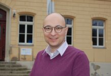 Der pädagogische Mitarbeiter der Volkshochschule Altenburger Land, Politikwissenschaftler Dr. Michael Hein, geht verschiedenen Fragen rund um die Landtagswahl nach. Foto: Ralf Miehle