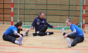  HCL Handball Training mit Torwarttrainer Wieland Schmidt in der Sporthalle Brüderstraße in Leipzig. Wieland Schmidt trainiert die Torhüterinnen Nele Kurzke und Elia Garcia Lanabate. Foto: André Kempner