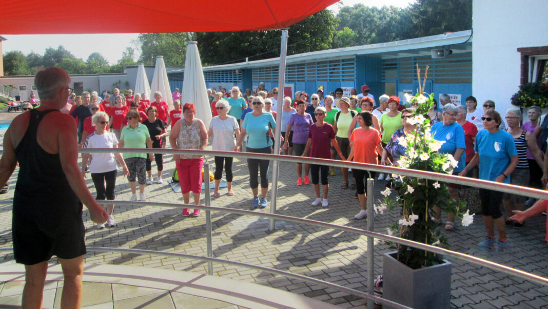 Mit dem traditionellen Aufwärmen begann der Seniorensporttag. Foto: Reinhard Weber