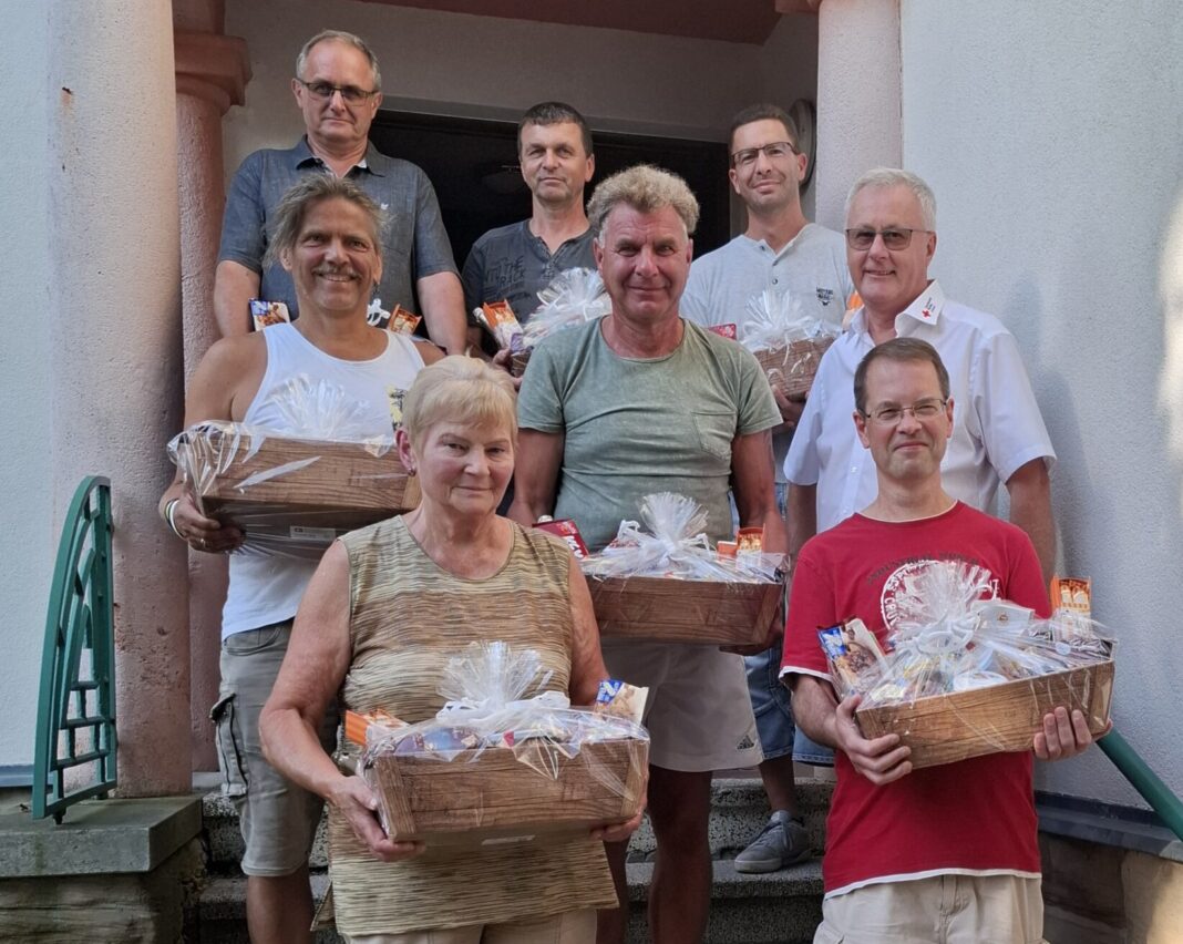 Ein Dankeschön gab es für 775. Blutspenden: Gabriele Seidel, Mike Gadomski (vorne von links), Jörg Recknagel, Jens Baumdick, Michael Fleck (Mitte von links), Rüdiger Rudeck, Gerd Gentsch und Bastian Gewehniger (hinten von links). Foto: privat