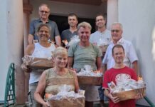 Ein Dankeschön gab es für 775. Blutspenden: Gabriele Seidel, Mike Gadomski (vorne von links), Jörg Recknagel, Jens Baumdick, Michael Fleck (Mitte von links), Rüdiger Rudeck, Gerd Gentsch und Bastian Gewehniger (hinten von links). Foto: privat