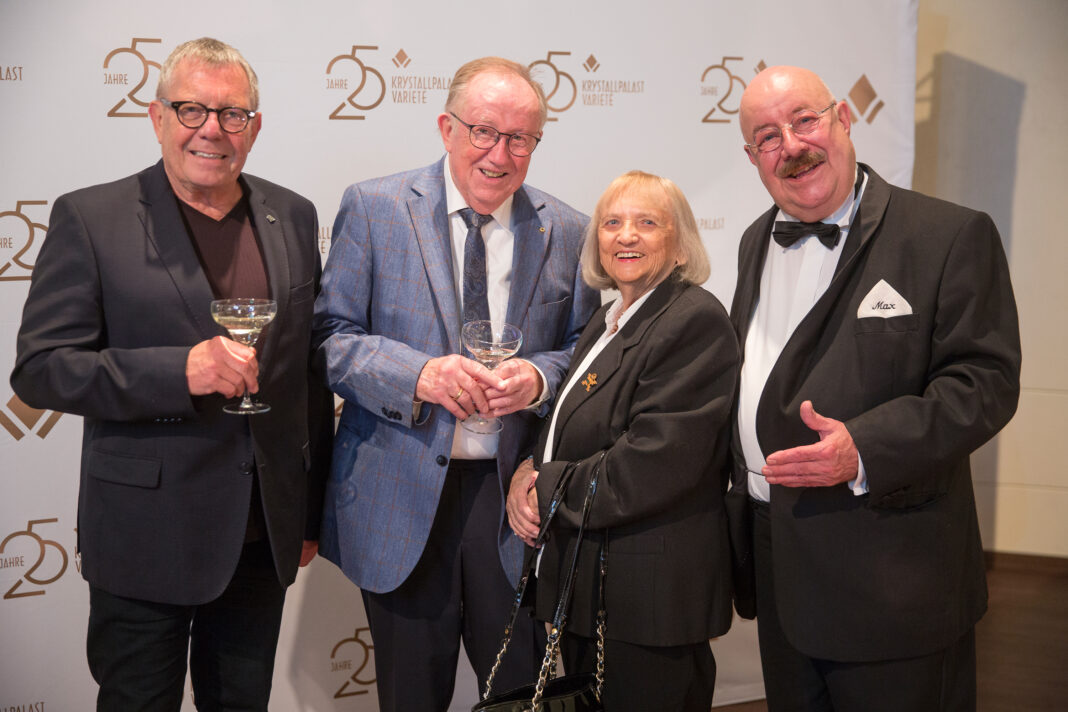 Waren beim 25. Jubiläum des Krystallpalast Varieté in Leipzig 2022 zu Gast (v.l): Michael Weichert, Helmut Külpmann, Traudel Thalheim und Max Laube. Foto: Stefan Hoyer