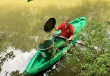 Beim Paddeln mit "Josefine" fischte Dirk Eckart einen riesigen Plastikfassdeckel aus der Weißen Elster. Foto: meeco Communication Services