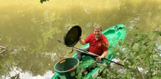 Beim Paddeln mit "Josefine" fischte Dirk Eckart einen riesigen Plastikfassdeckel aus der Weißen Elster. Foto: meeco Communication Services