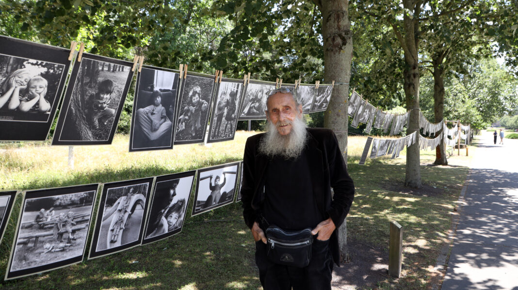 Er zeigt eine wahrlich umfangreiche Retrospektive in einer Freiluftausstellung auf dem Süd- friedhof: Fotograf Gerd Lehmann. Foto: André Kempner