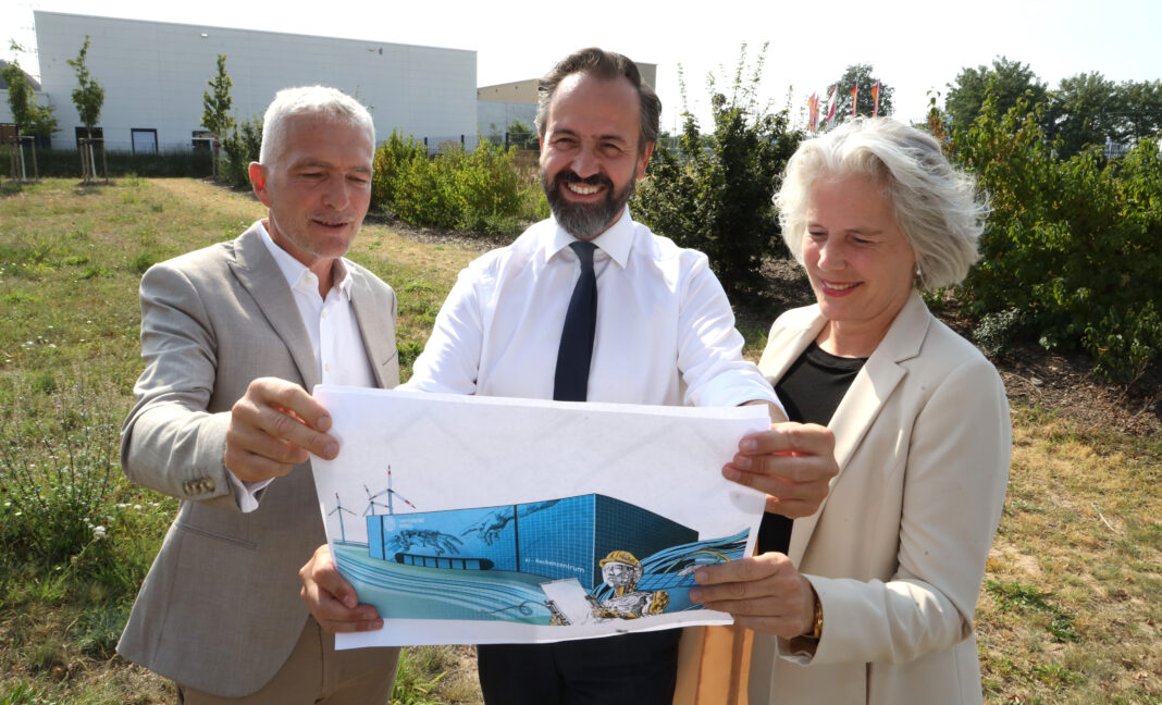 Der Freistaat Sachsen und die Universität Leipzig wollen ein neues KI-Rechenzentrum bauen. v.l. Dieter Lehmann, Sebastian Gemkow und Ines Obergfell mit der Visualisierung. Foto: André Kempner