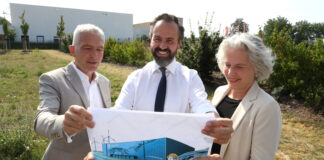 Der Freistaat Sachsen und die Universität Leipzig wollen ein neues KI-Rechenzentrum bauen. v.l. Dieter Lehmann, Sebastian Gemkow und Ines Obergfell mit der Visualisierung. Foto: André Kempner