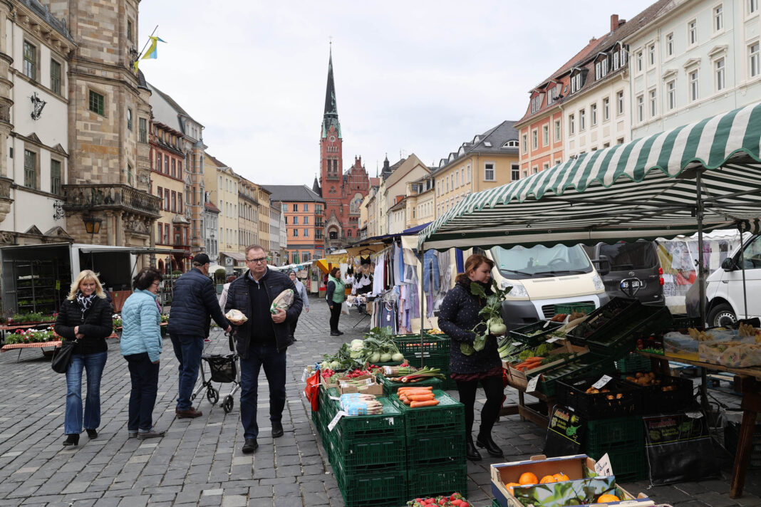 Altenburger Wochenmarkt eine Woche nach Ostern und in den Schulferien ist es ein ruhiger Markt. Es fehlen auch Händler Foto: Mario Jahn