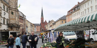 Altenburger Wochenmarkt eine Woche nach Ostern und in den Schulferien ist es ein ruhiger Markt. Es fehlen auch Händler Foto: Mario Jahn