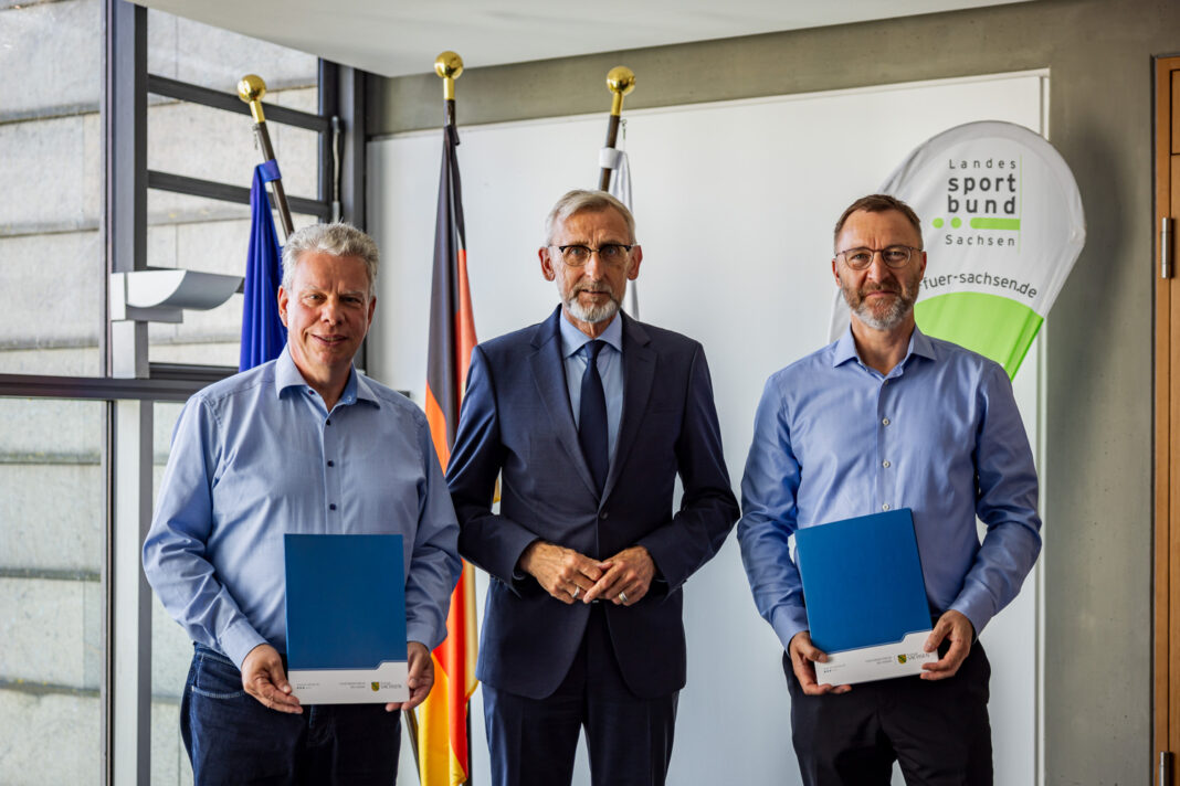 Sie unterzeichneten den neuen Zuwendungsvertrag: Ulrich Franzen, Innenminister Armin Schuster und LSB-Schatzmeister Frank Detlef Mayrle. Foto: Referat Kommunikation