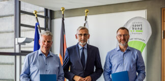 Sie unterzeichneten den neuen Zuwendungsvertrag: Ulrich Franzen, Innenminister Armin Schuster und LSB-Schatzmeister Frank Detlef Mayrle. Foto: Referat Kommunikation