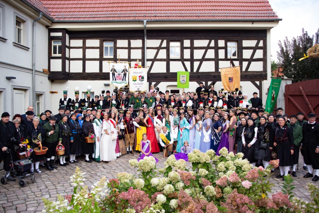 Empfang der Bergbrüderschaften, Heimatvereine und Hoheiten im Bernsteinhof. Foto: Gemeindev