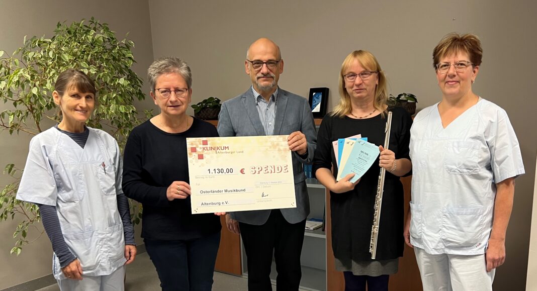 Das Klinikum Altenburger Land spendet zehn Euro je Teilnehmenden seiner Mannschaft beim Skatstadtmarathon an den Osterländer Musikbund Altenburg e.V. Zur Scheckübergabe versammelten sich Silke Eisner, Dr. Gundula Werner, Michael Böhme, Kathrin Osten und Ina Parakenings (von links) für ein Erinnerungsfoto. Foto: Christine Helbig