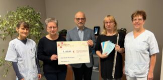 Das Klinikum Altenburger Land spendet zehn Euro je Teilnehmenden seiner Mannschaft beim Skatstadtmarathon an den Osterländer Musikbund Altenburg e.V. Zur Scheckübergabe versammelten sich Silke Eisner, Dr. Gundula Werner, Michael Böhme, Kathrin Osten und Ina Parakenings (von links) für ein Erinnerungsfoto. Foto: Christine Helbig