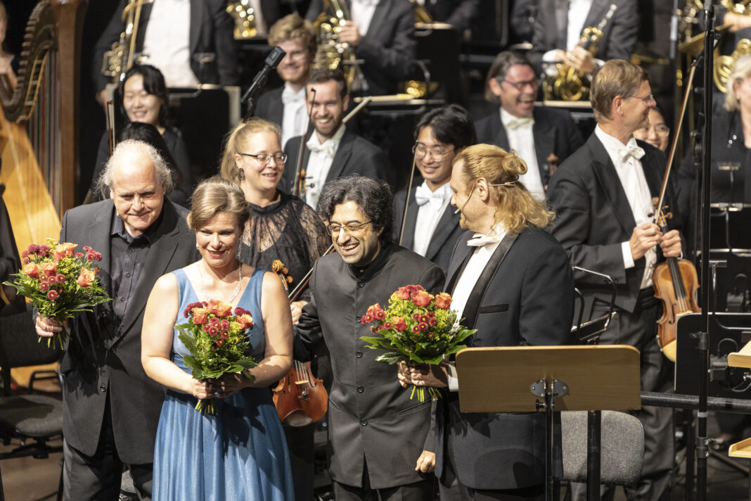 Im Vordergrund v. l. n. r.: Thomas Mohr (Tenor), Anne Preuß (Sopranistin vom Musiktheaterensemble des Theaters Altenburg Gera), Ruben Gazarian (Generalmusikdirektor am Theater Altenburg Gera), Roman Astakhov (Bassist) Im Hintergrund: Musiker:innen des Philharmonischen Orchesters Altenburg Gera. Foto: Ronny Ristok