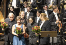 Im Vordergrund v. l. n. r.: Thomas Mohr (Tenor), Anne Preuß (Sopranistin vom Musiktheaterensemble des Theaters Altenburg Gera), Ruben Gazarian (Generalmusikdirektor am Theater Altenburg Gera), Roman Astakhov (Bassist) Im Hintergrund: Musiker:innen des Philharmonischen Orchesters Altenburg Gera. Foto: Ronny Ristok