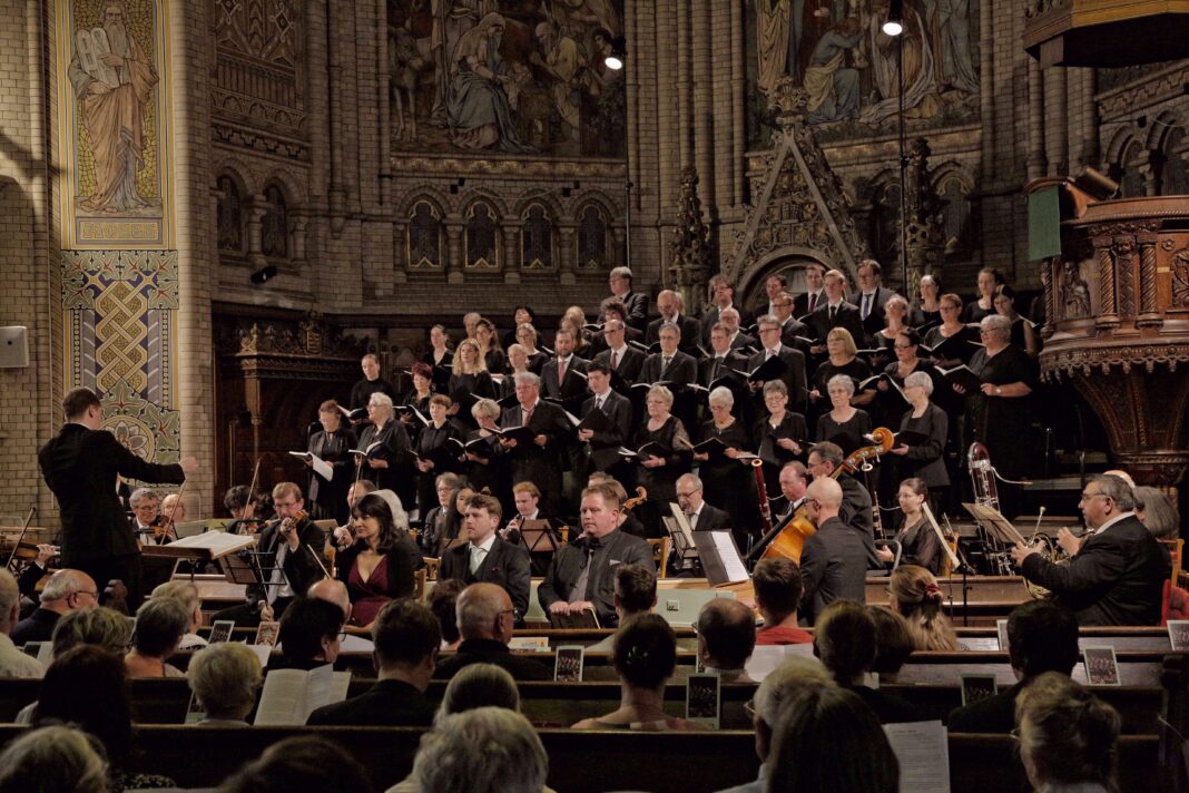 In der Brüderkirche musizieren die Altenburger Kantorei und das Reußische Kammerorchester unter der Leitung von Kantor Johann Friedrich Röpke. Foto: Andy Drabek