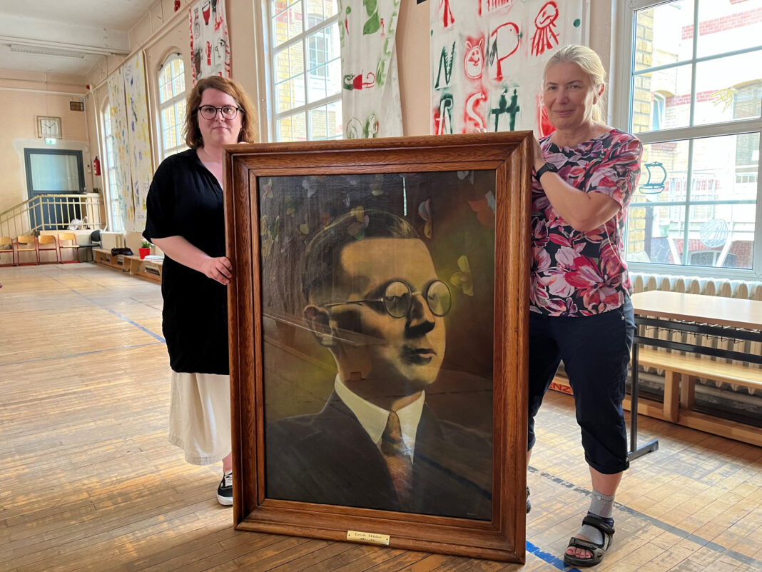 Natalie Meurisch (links), Volontärin für Restaurierung am Lindenau-Museum Altenburg, mit Simone Pokorny, stellvertretende Schulleiterin der Gemeinschaftsschule „Erich Mäder“, bei der Übergabe des Porträts. Foto: Steven Ritter