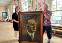 Natalie Meurisch (links), Volontärin für Restaurierung am Lindenau-Museum Altenburg, mit Simone Pokorny, stellvertretende Schulleiterin der Gemeinschaftsschule „Erich Mäder“, bei der Übergabe des Porträts. Foto: Steven Ritter