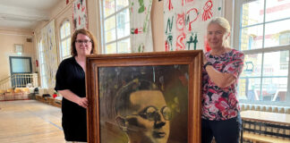 Natalie Meurisch (links), Volontärin für Restaurierung am Lindenau-Museum Altenburg, mit Simone Pokorny, stellvertretende Schulleiterin der Gemeinschaftsschule „Erich Mäder“, bei der Übergabe des Porträts. Foto: Steven Ritter