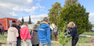 Beim Interkulturellen Erntedank im NABU Zukunftsgarten in Gnandorf konnte man auch viele Dinge zum Thema Obstbaum-Pflege erfahren. Foto: Nabu