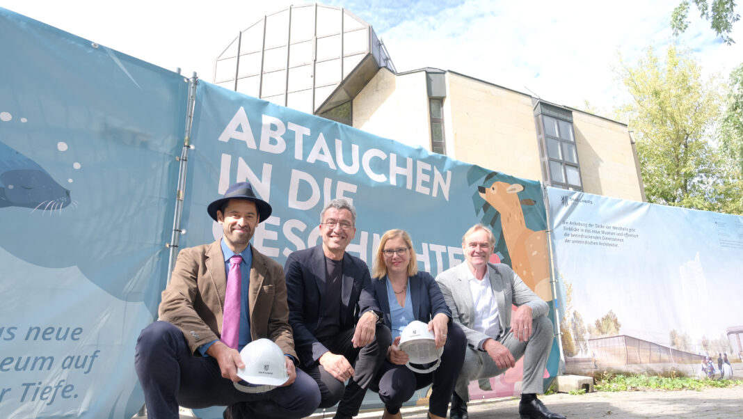 Jetzt geht's los: Prof. Ronny Maik Leder, Baubürgermeister Thomas Dienberg, Kulturbürgermeisterin Dr. Skadi Jennicke und OBM Burkhard Jung (v. l.) geben den symbolischen Startschuss für das neue Naturkundemuseum. Foto: Stadt Leipzig