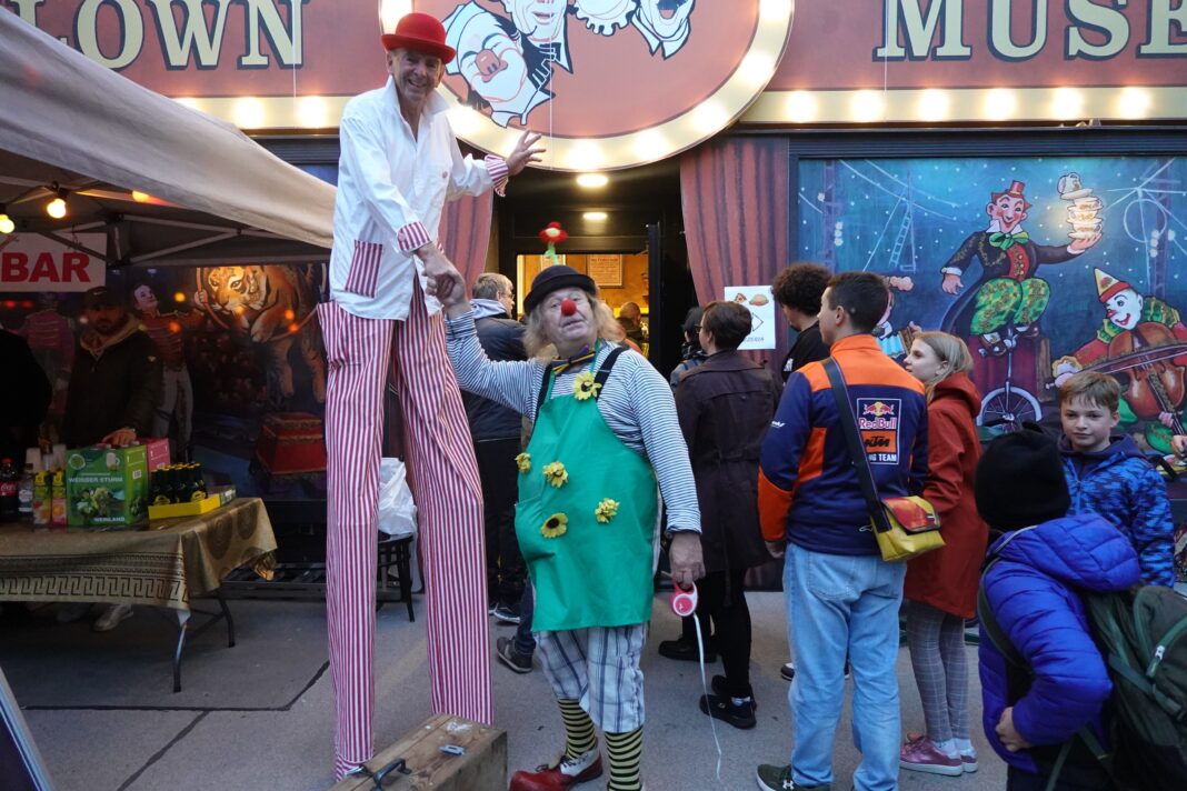 Bei der öffentlichen Präsentation der Leipziger Sammlung im Circus & Clownmuseum Wien waren auch Gäste aus der Messestadt wie Clown Monello dabei. Foto: privat