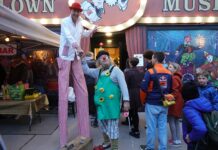 Bei der öffentlichen Präsentation der Leipziger Sammlung im Circus & Clownmuseum Wien waren auch Gäste aus der Messestadt wie Clown Monello dabei. Foto: privat