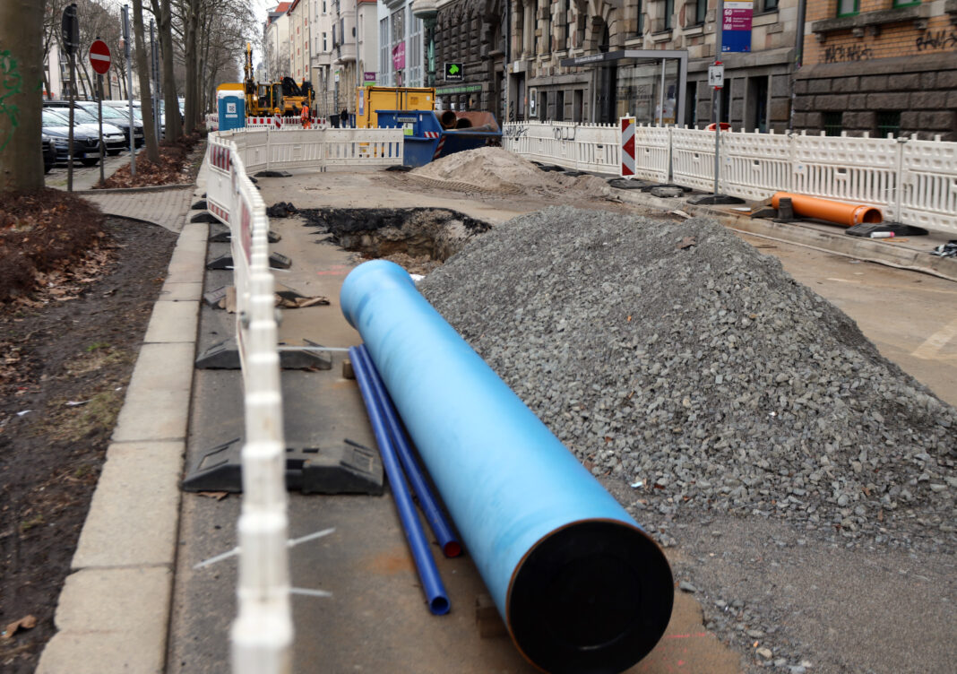 mmer mal wieder müssen Wasserrohrbrüche wie hier in der Kurt- Eisner-Straße repariert werden. Damit dies weniger wird, soll das Rohrnetz in Leipzig erneuert werden. Foto: André Kempner