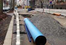 mmer mal wieder müssen Wasserrohrbrüche wie hier in der Kurt- Eisner-Straße repariert werden. Damit dies weniger wird, soll das Rohrnetz in Leipzig erneuert werden. Foto: André Kempner