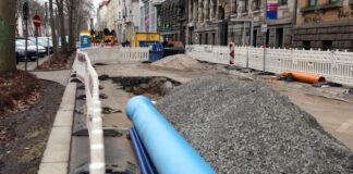 mmer mal wieder müssen Wasserrohrbrüche wie hier in der Kurt- Eisner-Straße repariert werden. Damit dies weniger wird, soll das Rohrnetz in Leipzig erneuert werden. Foto: André Kempner