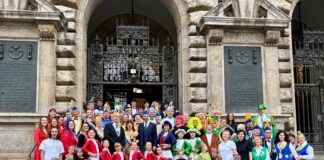 In Leipzig sind wieder die Närrinnen und Narren los: Pünktlich am 11.11. um 11.11 Uhr waren sie angeführt von Löwin Leila am Neuen Rathaus am Start. Foto: FKLK