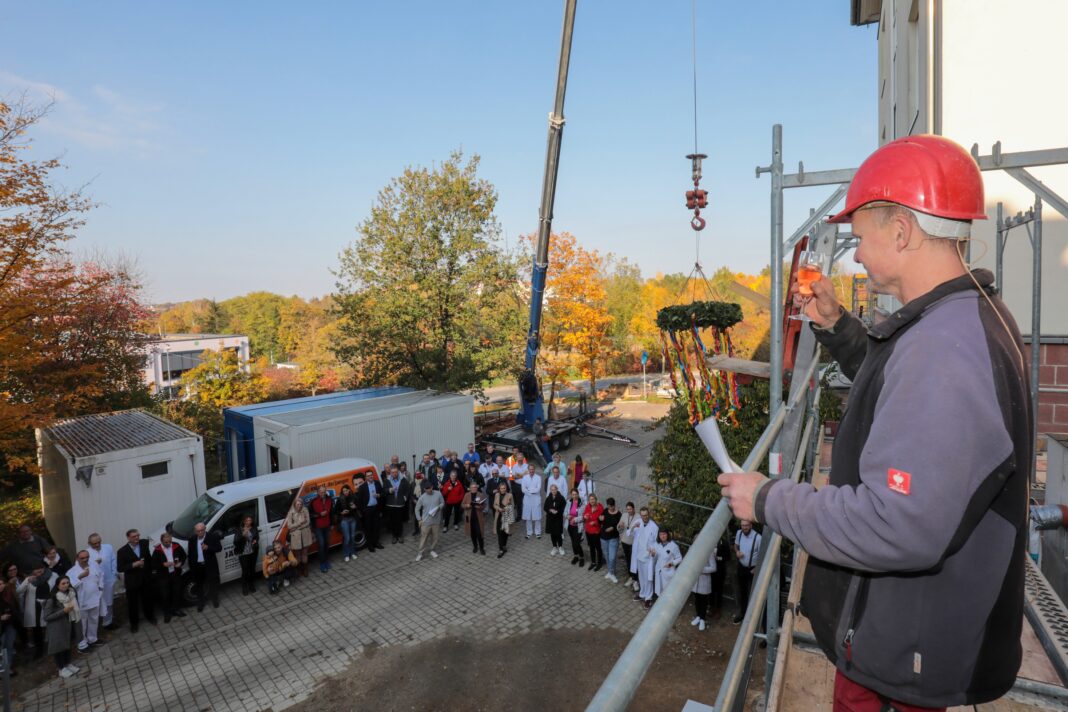 Der Tradition entsprechend sprach Polier Jens Jaschke den Richtspruch aus. Foto: Jens Paul Taubert