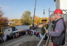 Der Tradition entsprechend sprach Polier Jens Jaschke den Richtspruch aus. Foto: Jens Paul Taubert