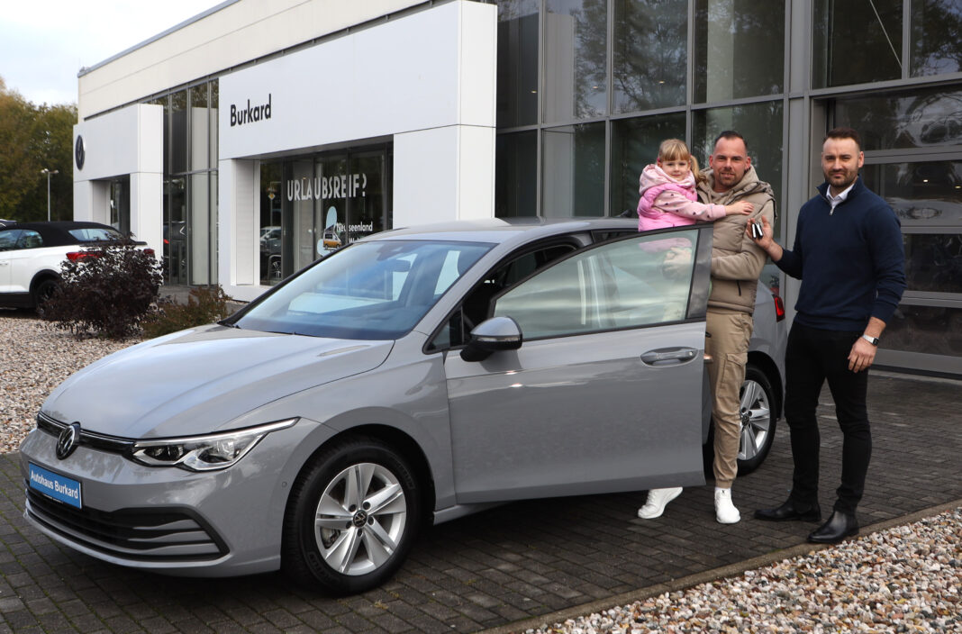 Dieses Fahrzeug ist ein weiterer Baustein für ein neues Leben: Bastian Berger nimmt mit Faye Emilia von Benjamin Dorn (r.) den Schlüssel für den umgebauten Golf in Empfang. Foto: André Kempner