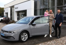 Dieses Fahrzeug ist ein weiterer Baustein für ein neues Leben: Bastian Berger nimmt mit Faye Emilia von Benjamin Dorn (r.) den Schlüssel für den umgebauten Golf in Empfang. Foto: André Kempner