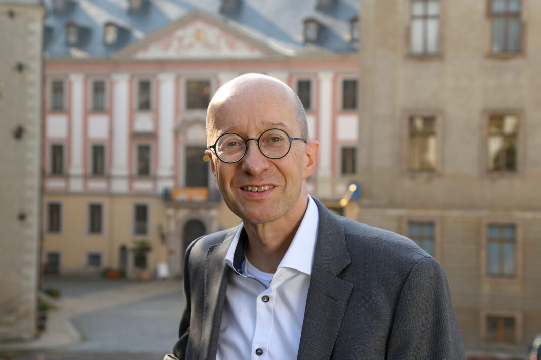 Dr. Roland Krischke steht als Direktor an der Spitze der Altenburger Museen, für die er mit seinem Team weitreichende Visionen entwickelt hat. Nun ist ein langer Atem gefragt, diese auch Wirklichkeit werden zu lassen. Foto: Mario Jahn