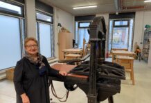 Angelika Forster an der historischen Kniehebelpresse, die dank ihres Einsatzes nun wieder im Studio des Lindenau-Museums ihren Platz gefunden hat. Foto: Ralf Miehle