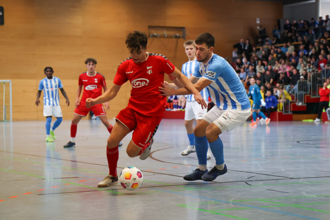 Das Hallenfußballturnier von Lok Altenburg, hier eine Spielszene aus der jüngsten Auflage vom Jahres- beginn 2024, verspricht allen Fußballfreunden bei jeder Neuauflage spannenden Budenzauber. Foto: Mario Jahn