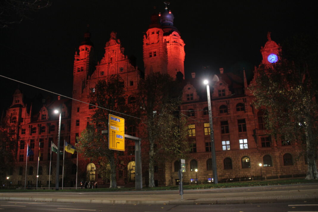 Getaucht in oranges Licht wurde das Neue Rathaus zum 