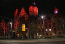 Getaucht in oranges Licht wurde das Neue Rathaus zum "Orange The World"-Tag am 25. November: Damit setzte man ein Zeichen gegen Gewalt an Frauen. Foto: Renate Karasz