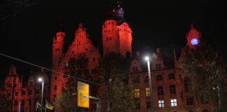 Getaucht in oranges Licht wurde das Neue Rathaus zum "Orange The World"-Tag am 25. November: Damit setzte man ein Zeichen gegen Gewalt an Frauen. Foto: Renate Karasz