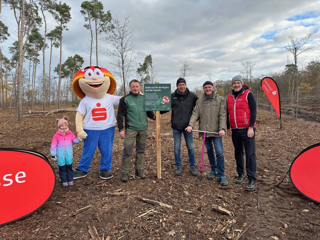 Olaf Klose (Vorstandsmitglied Sparkasse Leipzig), Dr. Manfred Wilde (Oberbürgermeister Stadt Delitzsch), Kai Emanuel (Landrat Landkreis Nordsachsen), Henrik Lindner (Geschäftsführer Stiftung Wald für Sachsen), Maskottchen Glückspilz Winni (Sparkasse Leipzig) und die Enkelin von Dr. Manfred Wilde. Foto: Sparkasse Leipzig