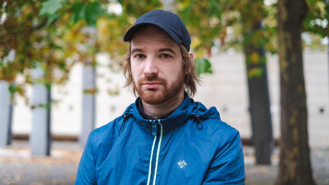 Der Wahlleipziger Christoph Sell hat sein erstes Solo-Album veröffentlicht. Foto: Betty Einhaus