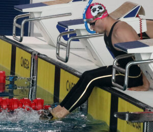 Max Poschart bei der Deutschen Meisterschaft im Finswimming in der Schwimmhalle Mainzer Stra§e in Leipzig 2023. Foto: André Kempner